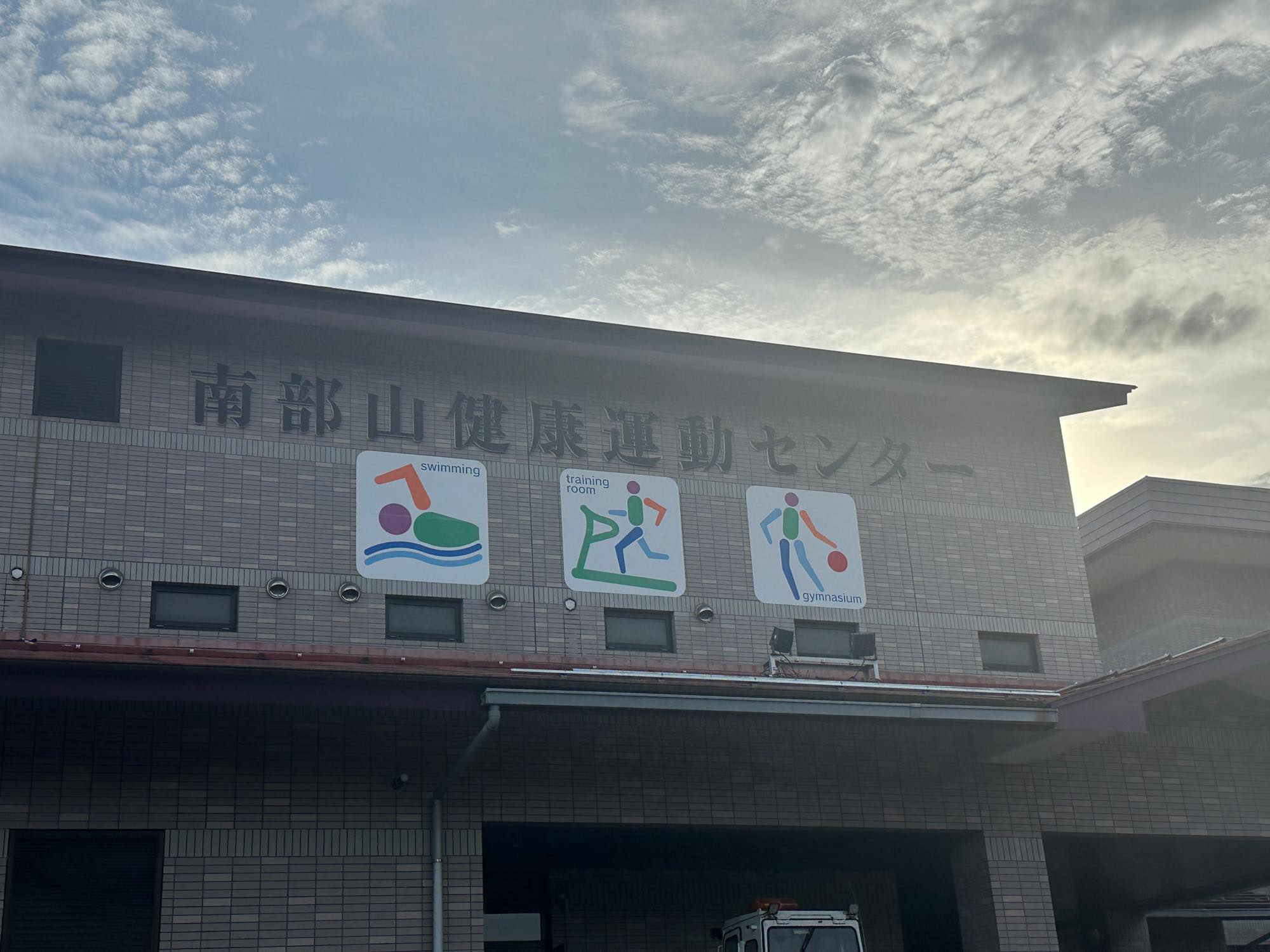 温水プールでリラックスしながら運動するイメージ