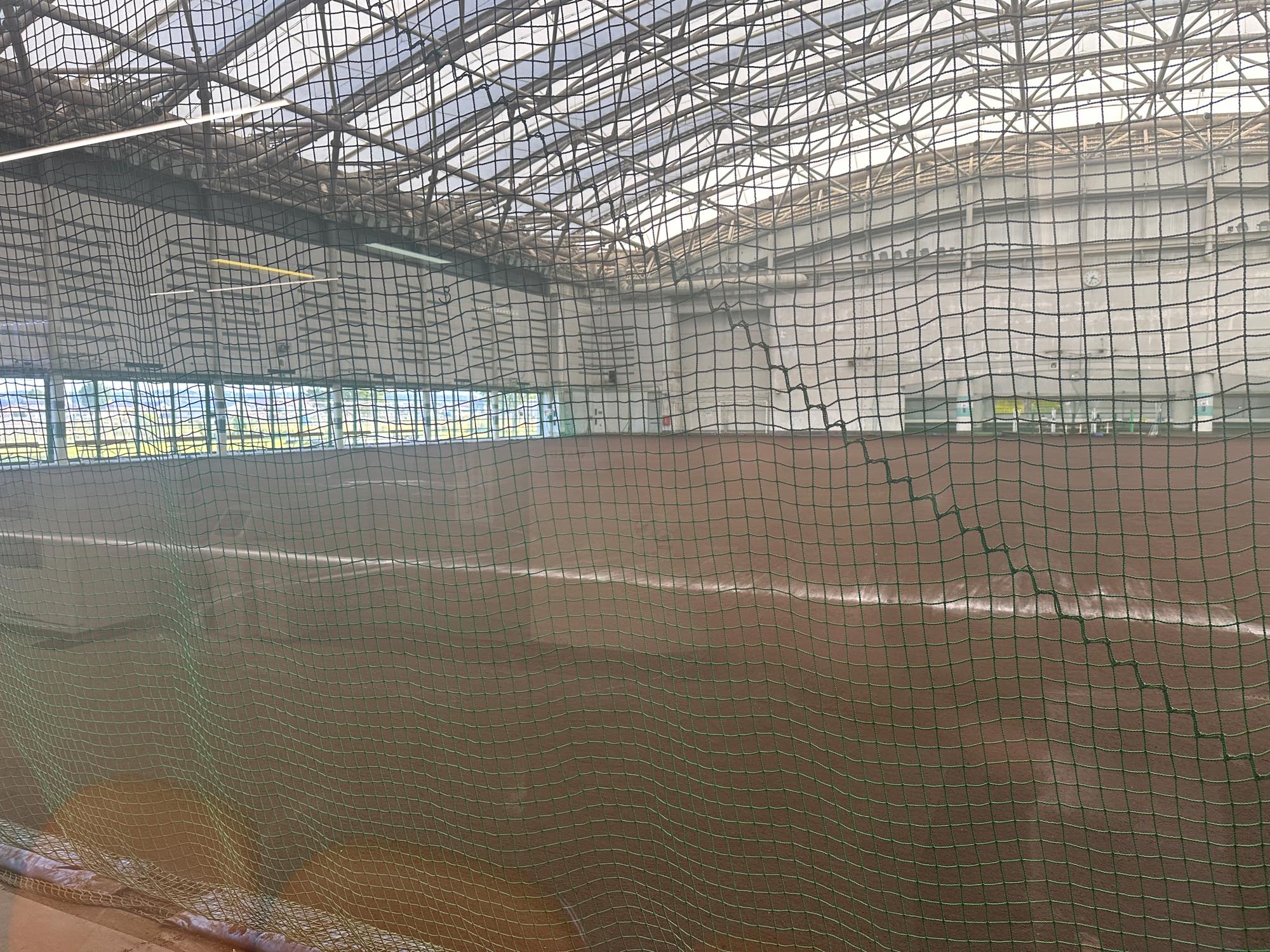 八戸市屋内トレーニングセンターの主練習場でのびのび運動する市民のイメージ