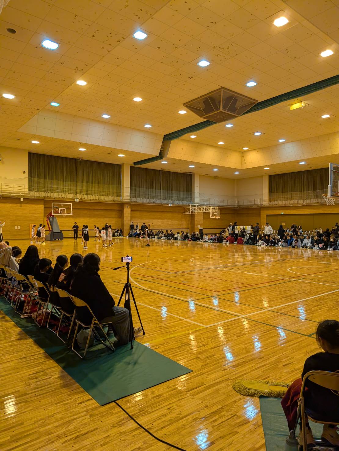 小学生ミニバスケットの白熱したプレー