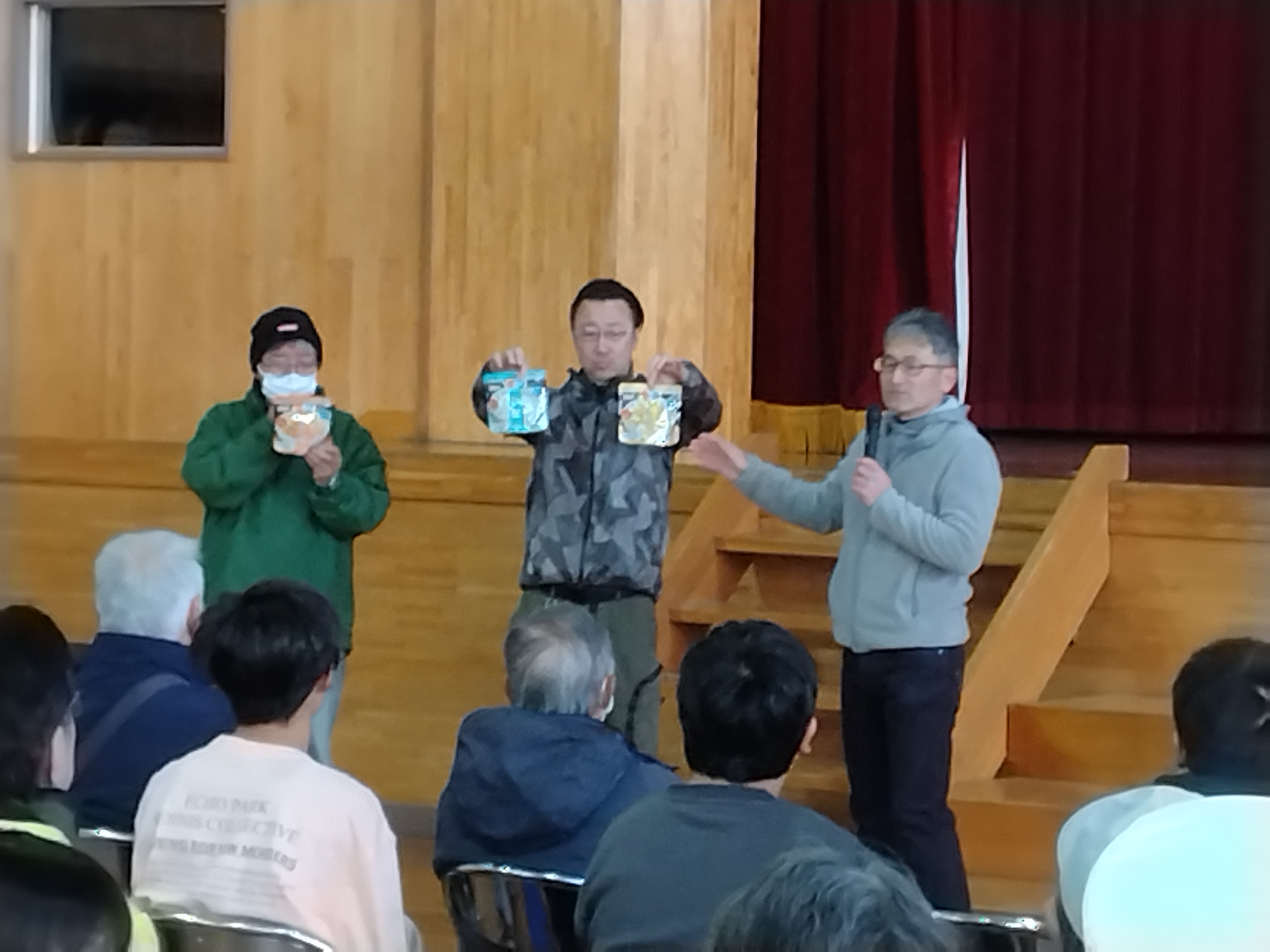 小学校で行われた除雪機の試運転と操作講習の様子