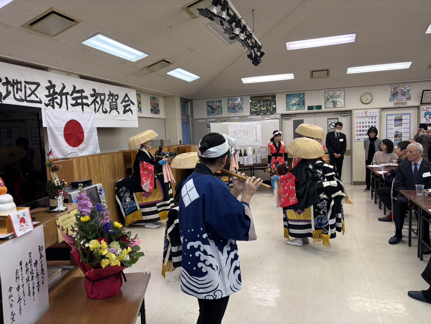 高館駒踊りの祝舞を披露する舞台の様子