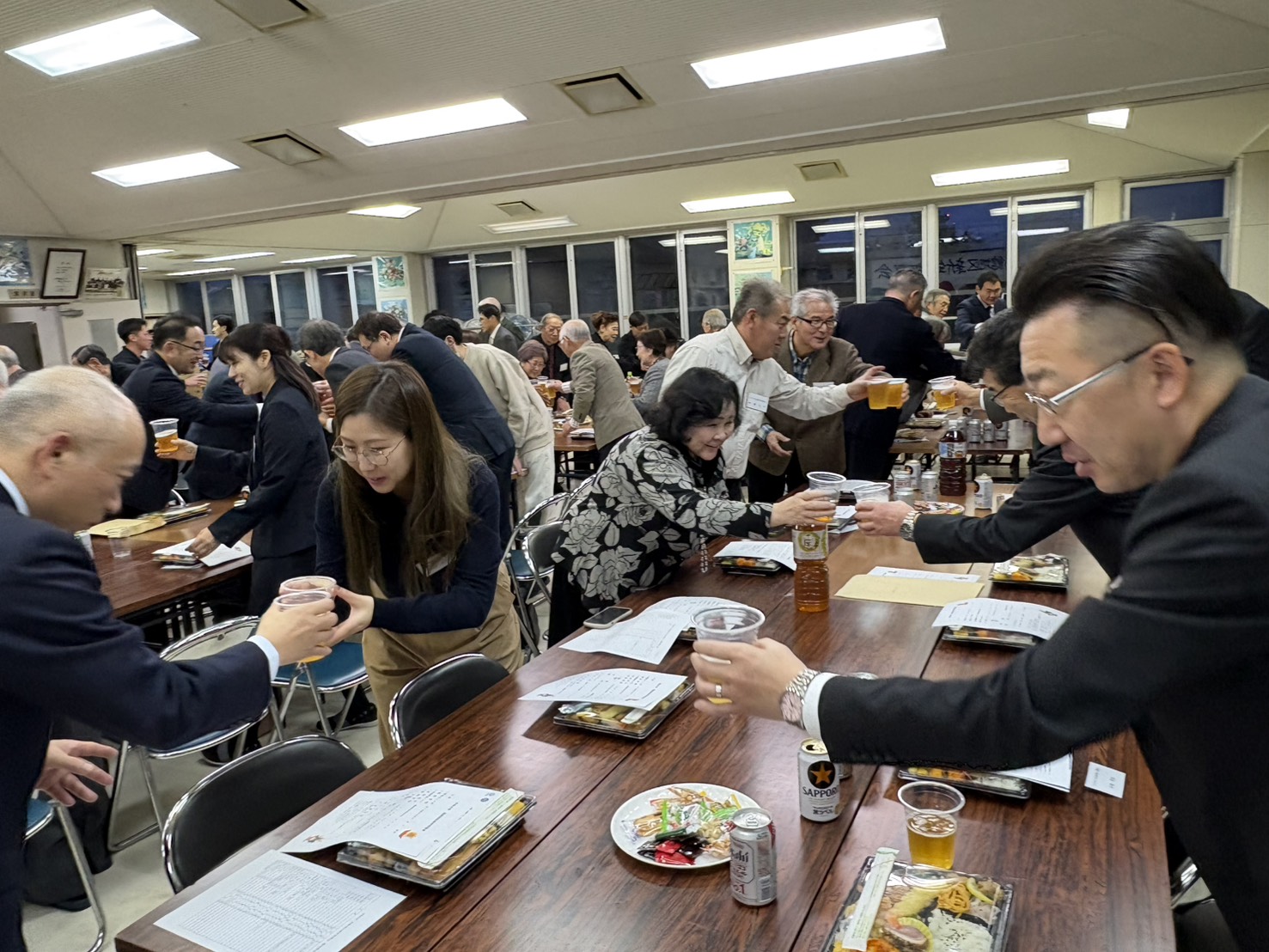 参加者が新年の挨拶を交わし親睦を深める様子