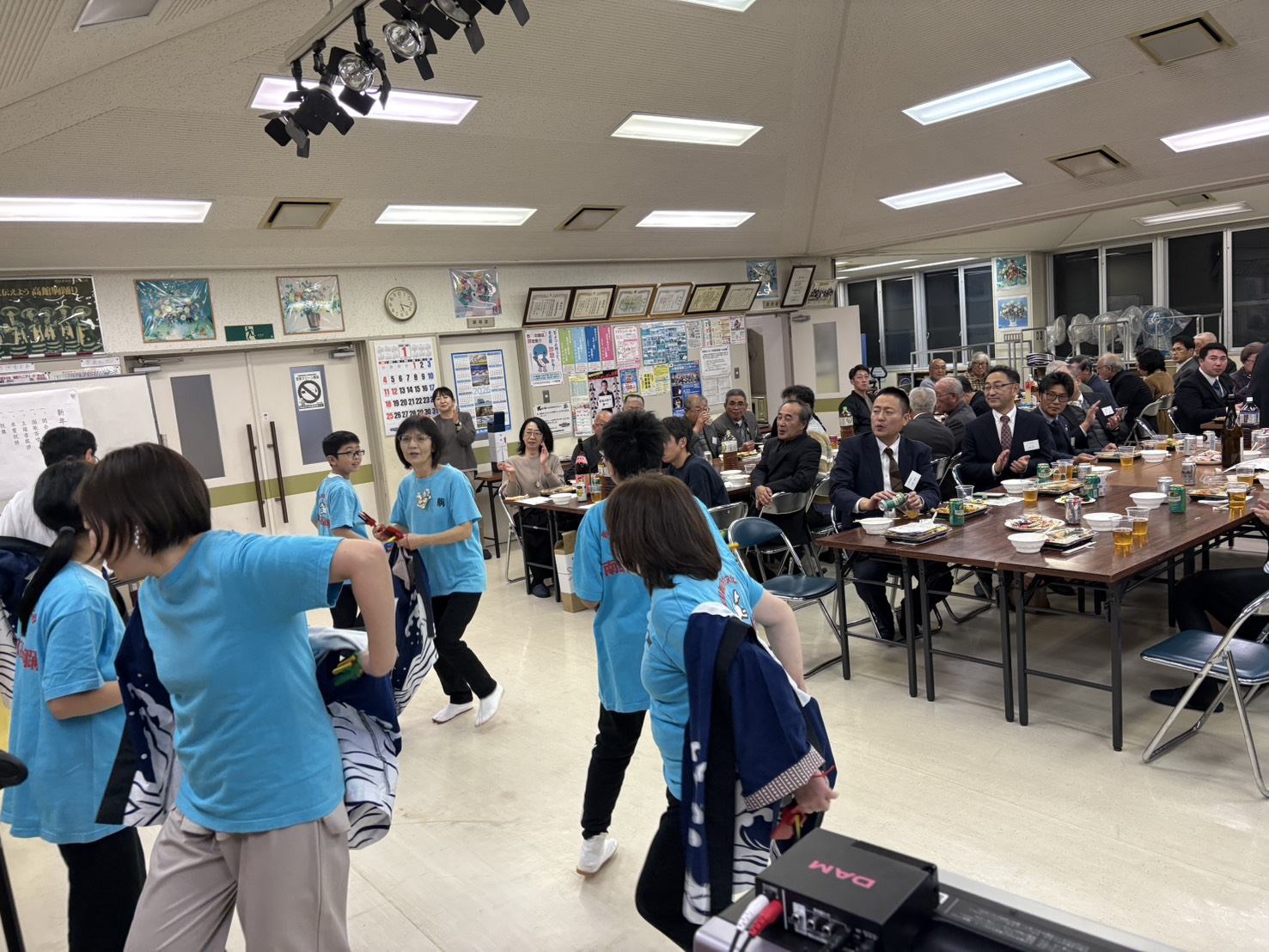 川上会長の挨拶に耳を傾ける参加者たち