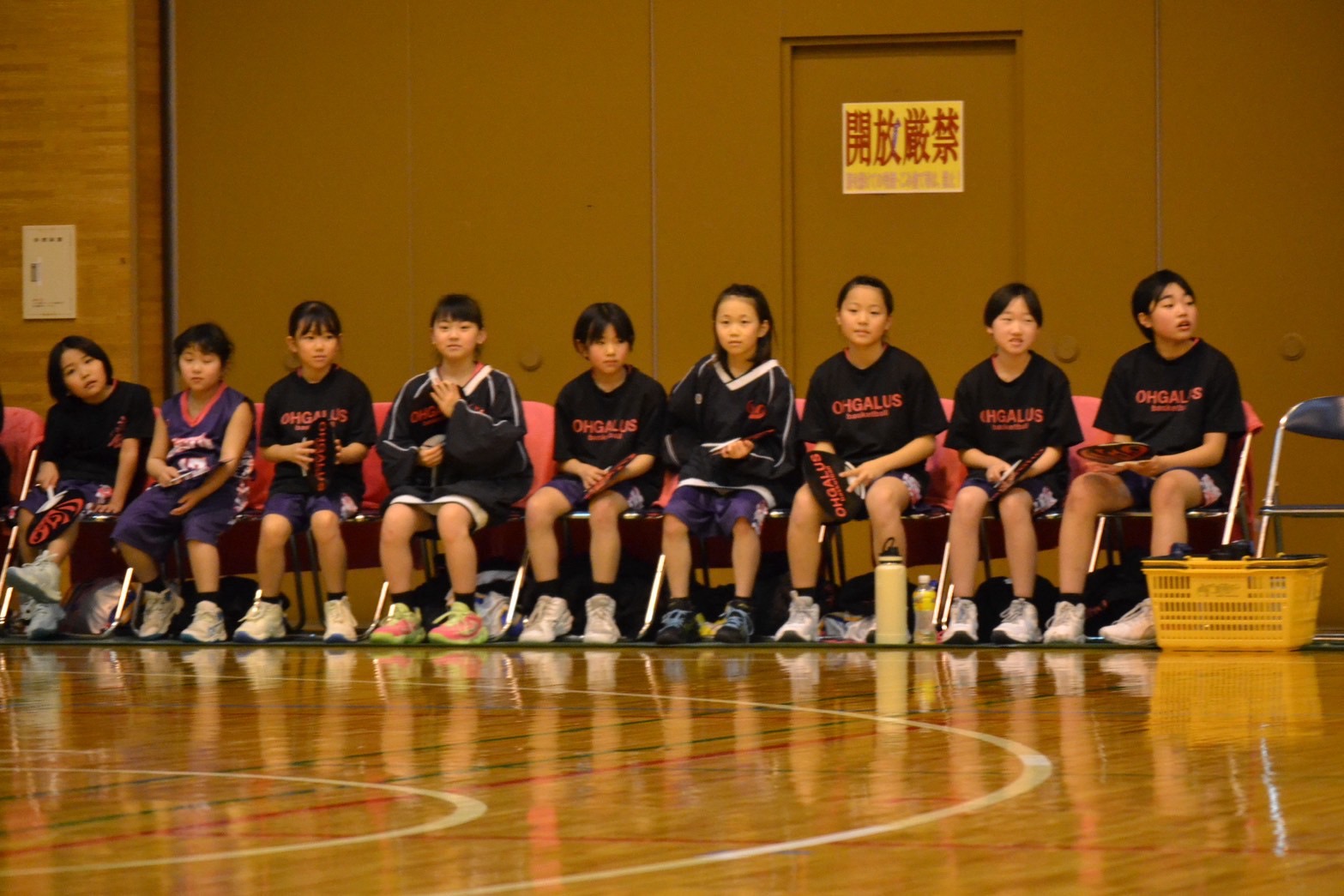 OGLSの円陣と笑顔。試合前の気合いが伝わる