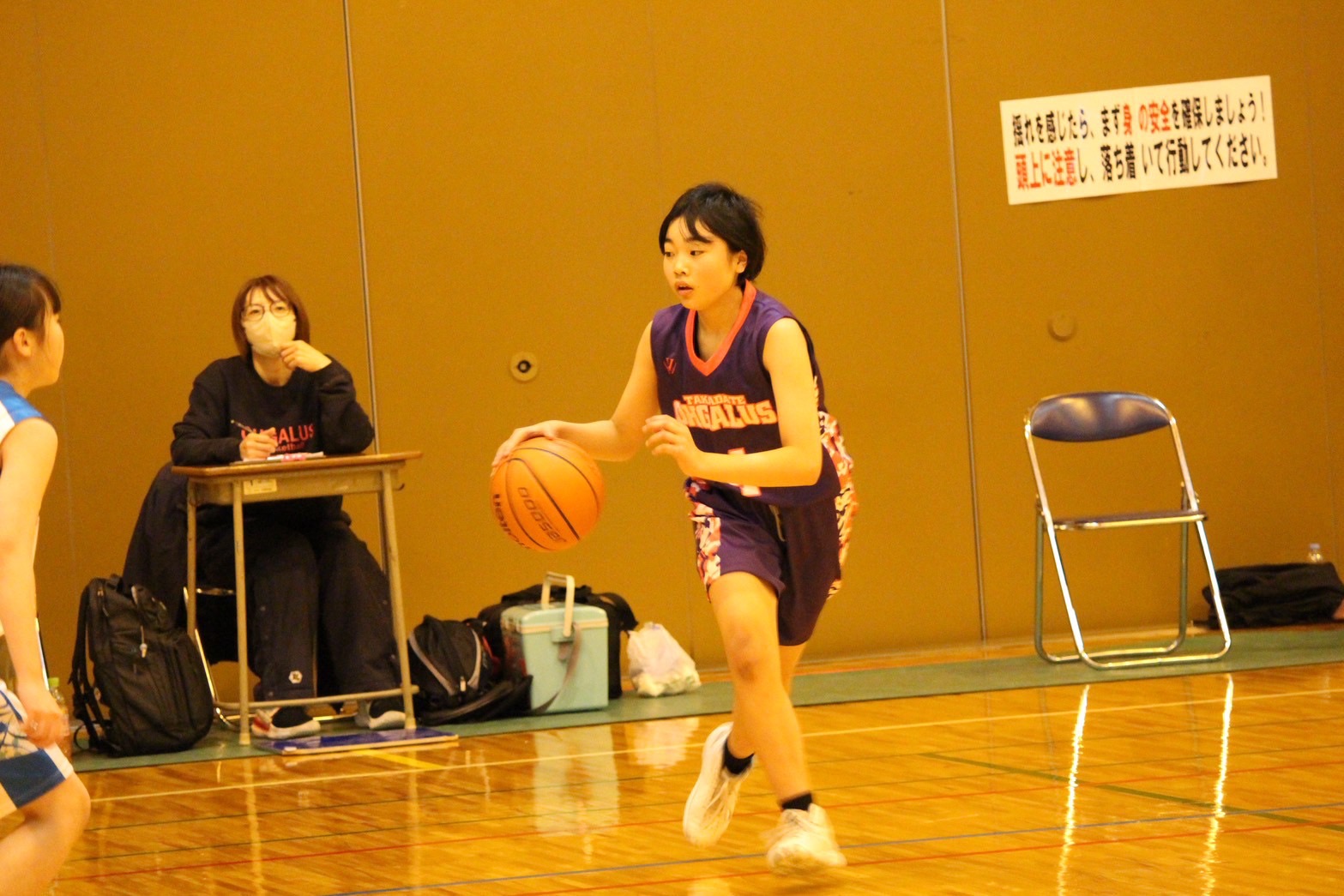 初戦の攻防。必死にボールを追う選手たち