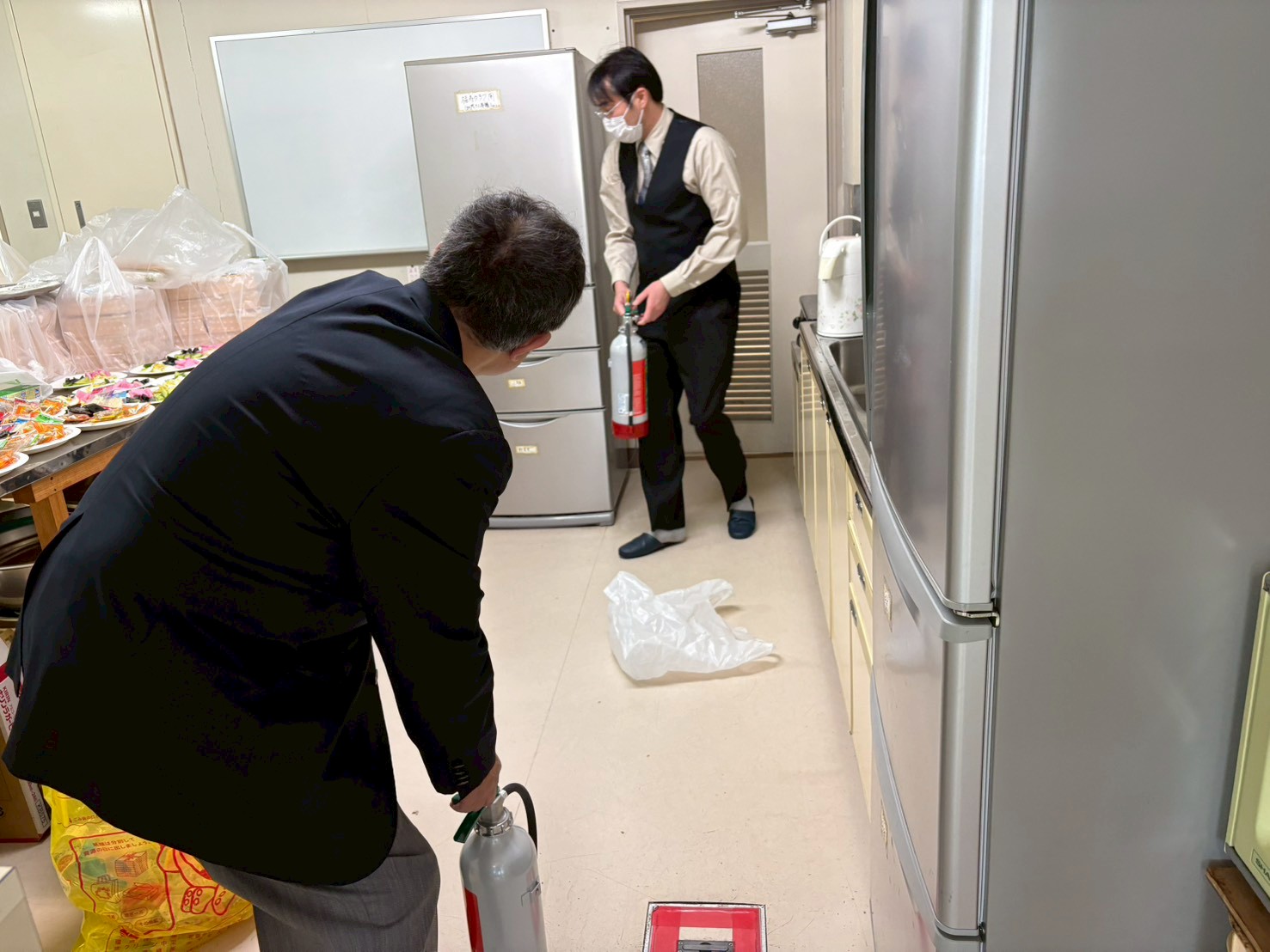 避難経路を確認しながら移動する様子