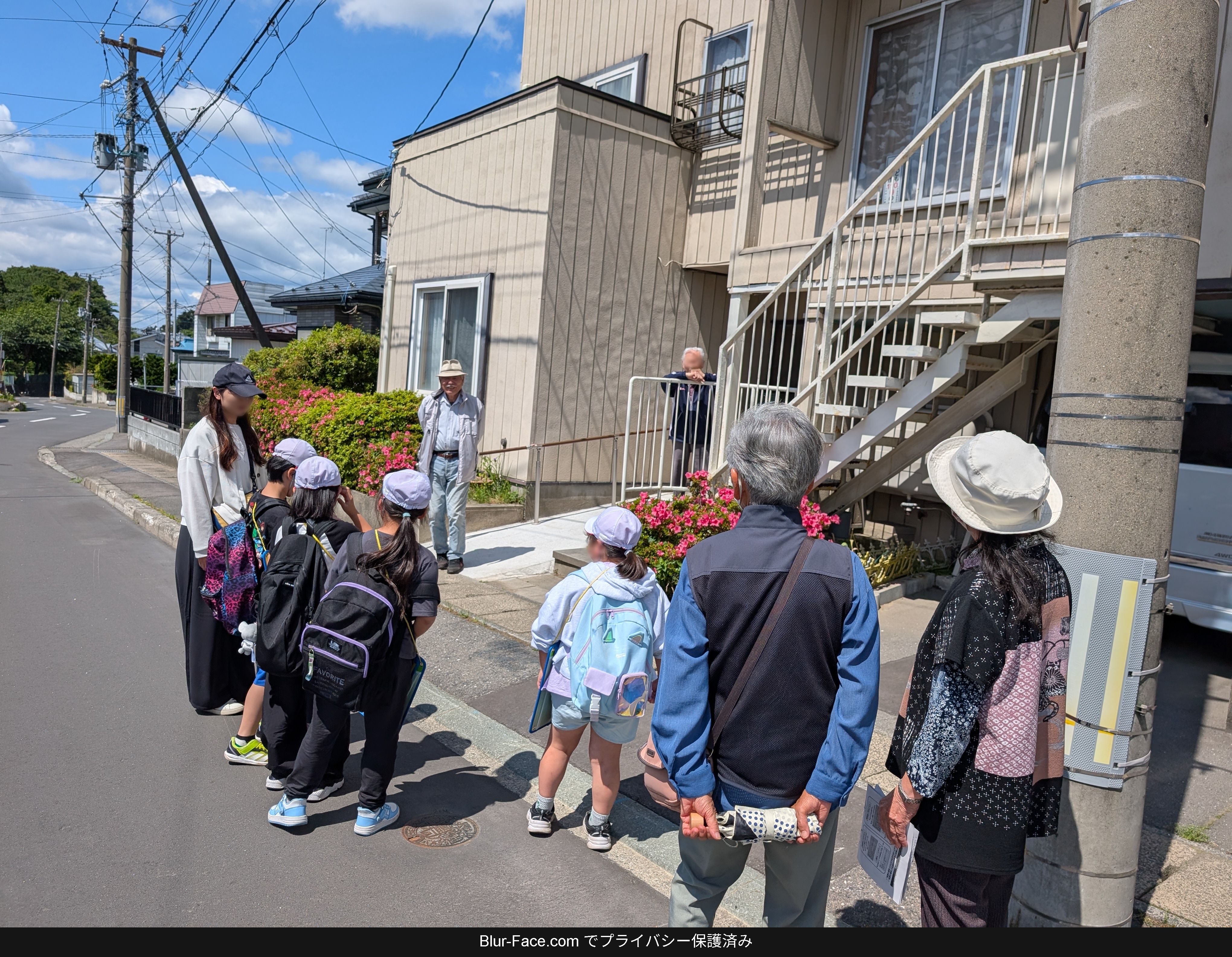 通学路を歩きながら危険箇所を探す三年生と地域の皆さん