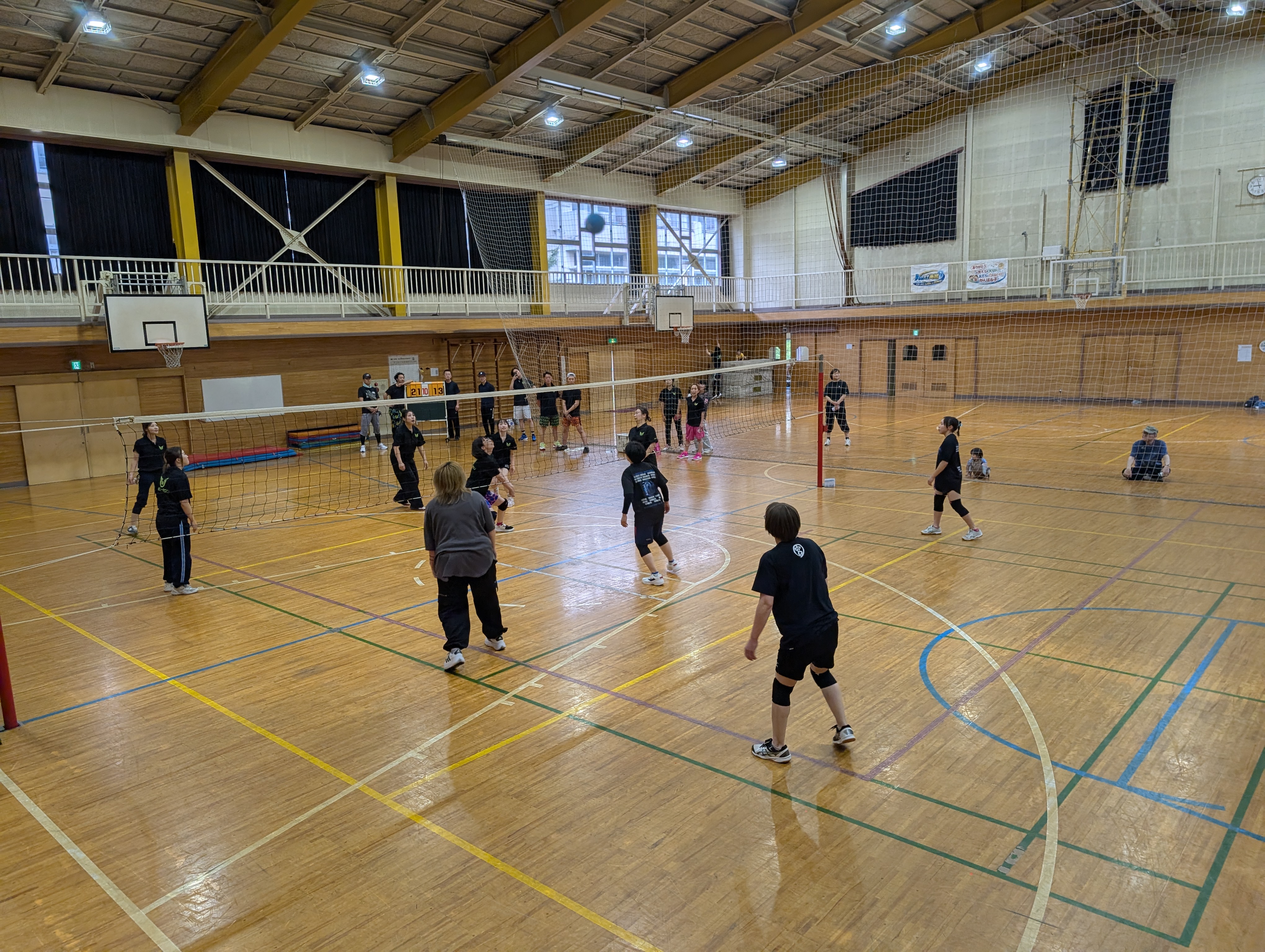 女子ソフトバレーの熱戦をイメージしたネットとボールの写真