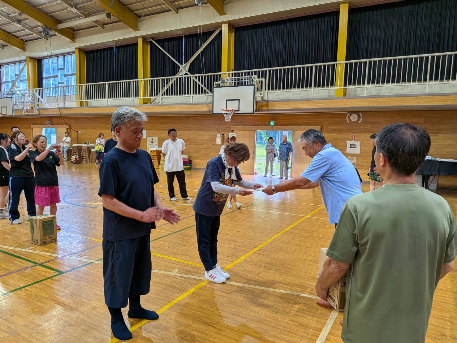 男子ソフトボール試合前のグラウンドを連想させる写真