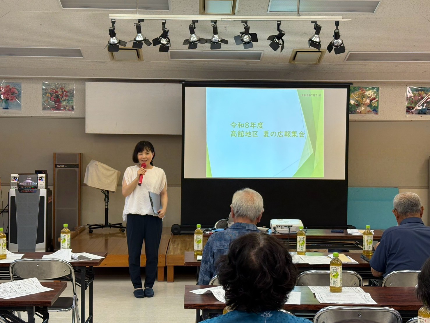 地域での見守りを話し合う様子のイメージ