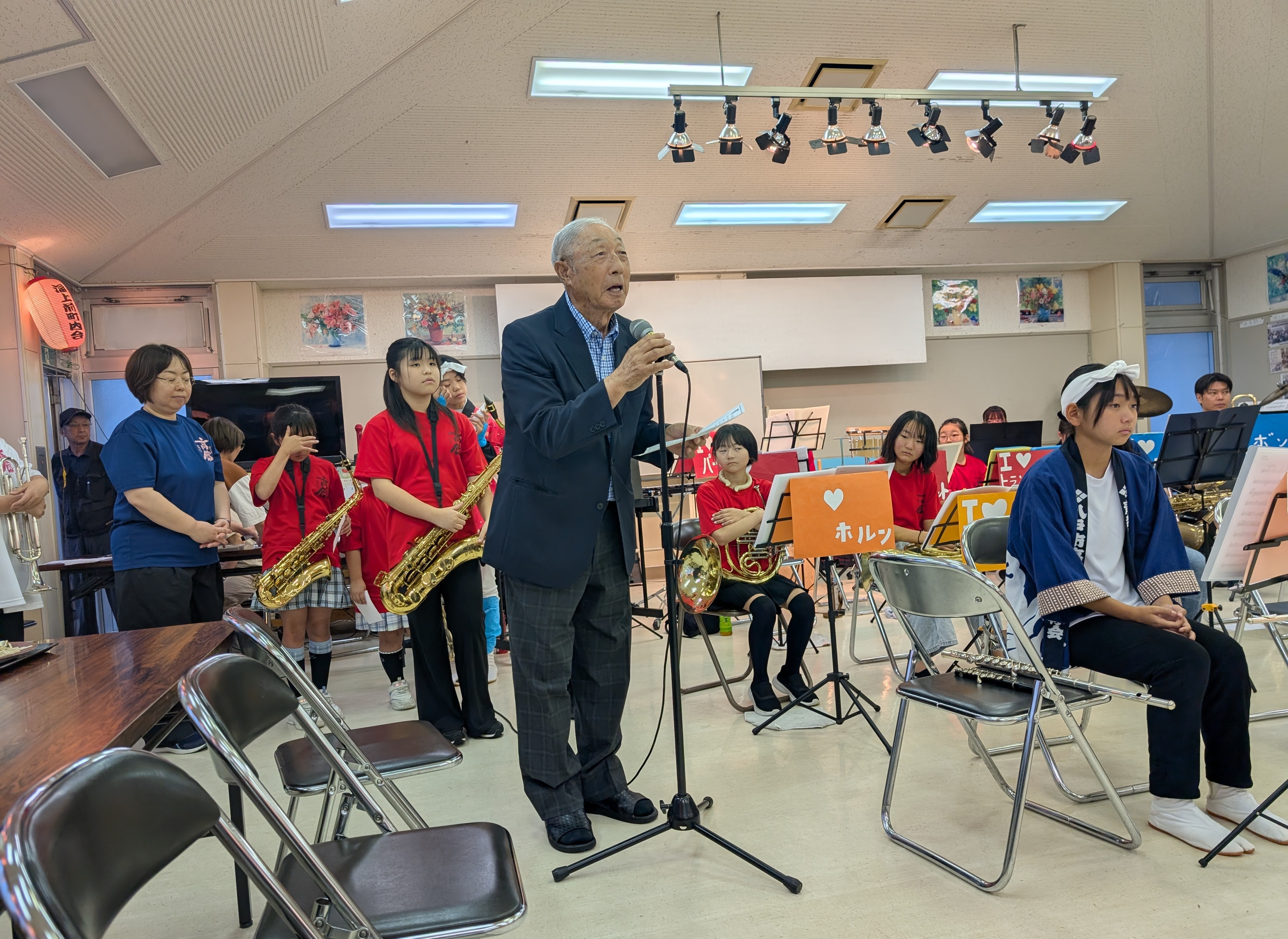 高館地区市民センターのメインホールに集う来場者の様子