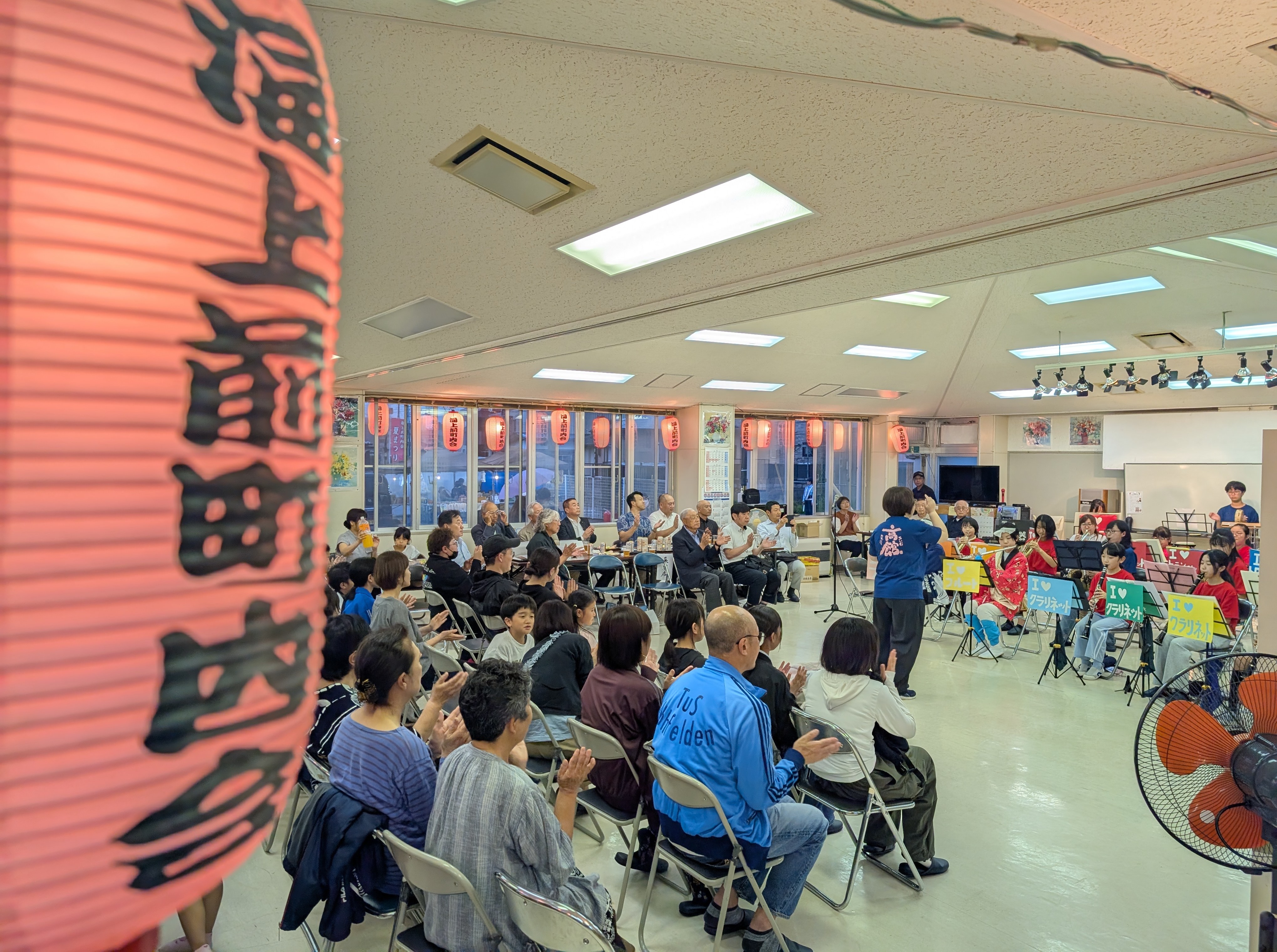 夏まつりのオープニングを飾るステージ演奏の様子
