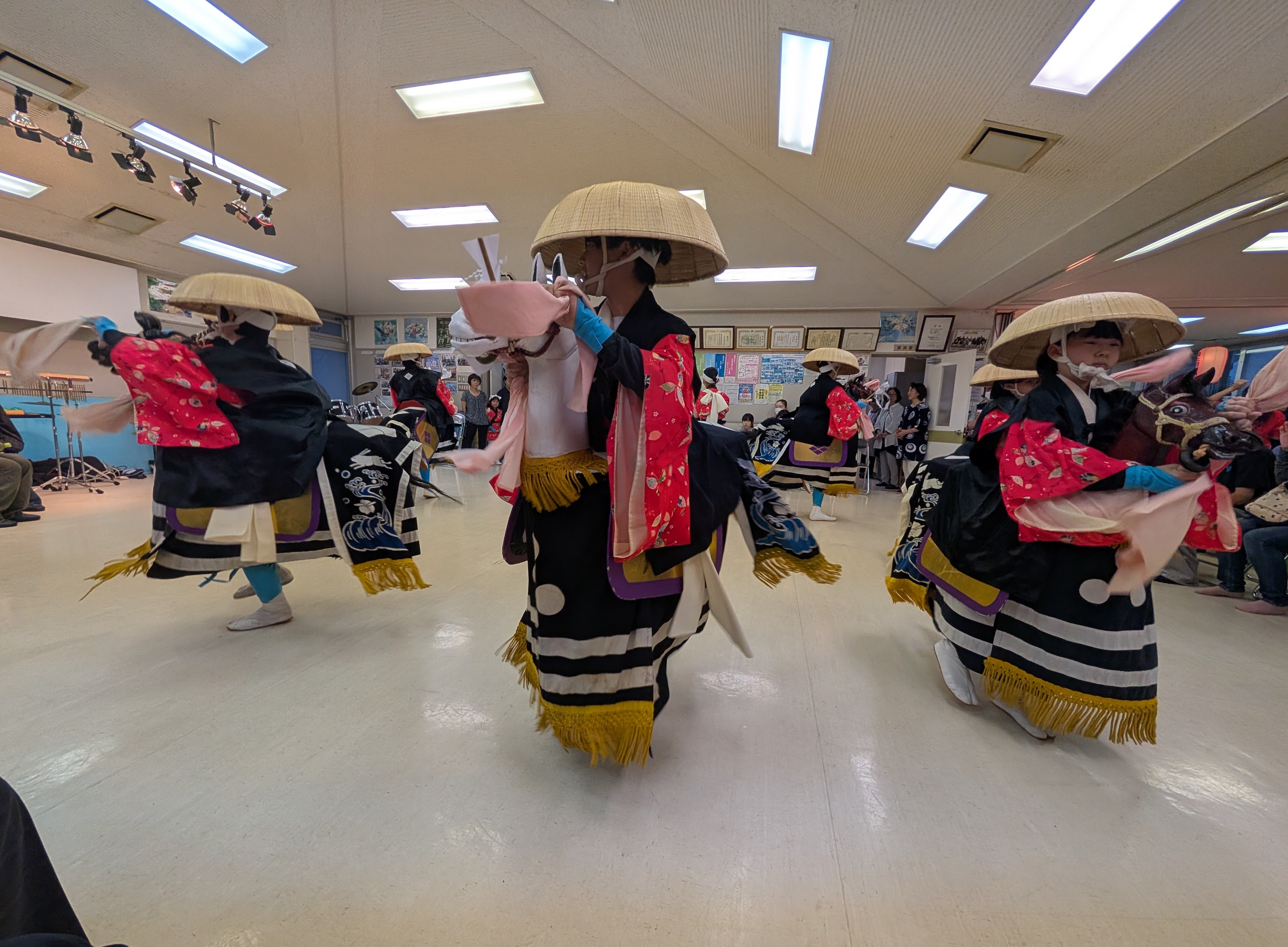 高館駒踊り保存会による勇壮な舞の披露