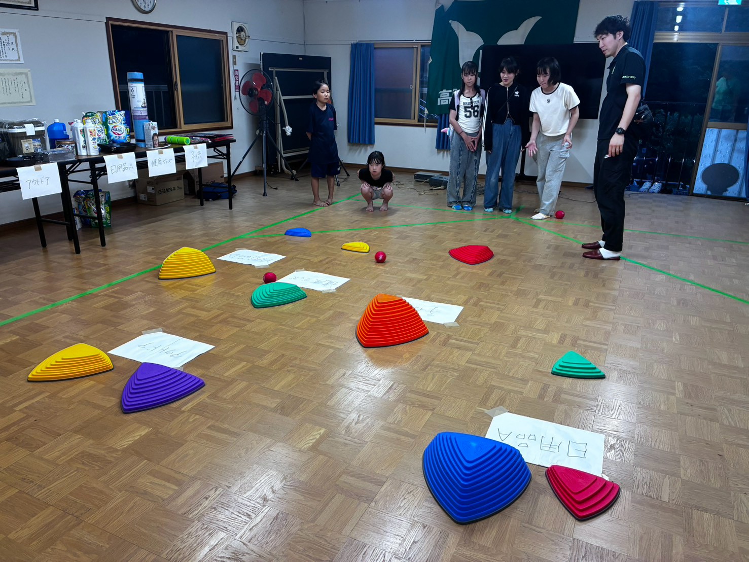 子どもたちが挑戦するすいか割りのひとコマ