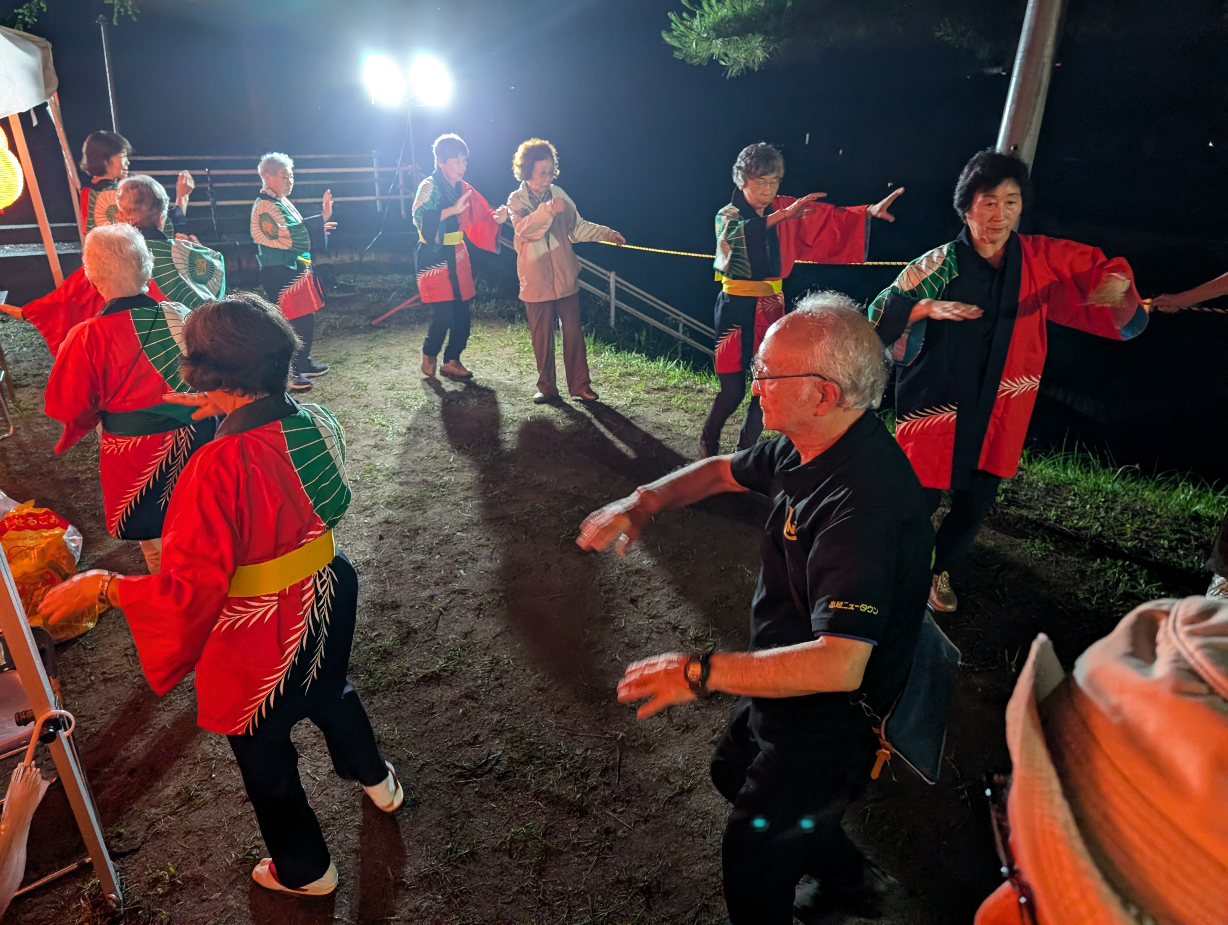 盆踊りやボッチャで盛り上がる会場の様子