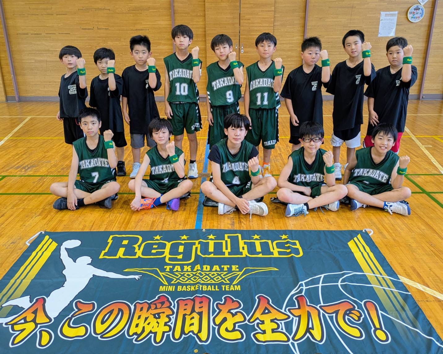 新入部員歓迎会でビンゴゲームを楽しむメンバーたち