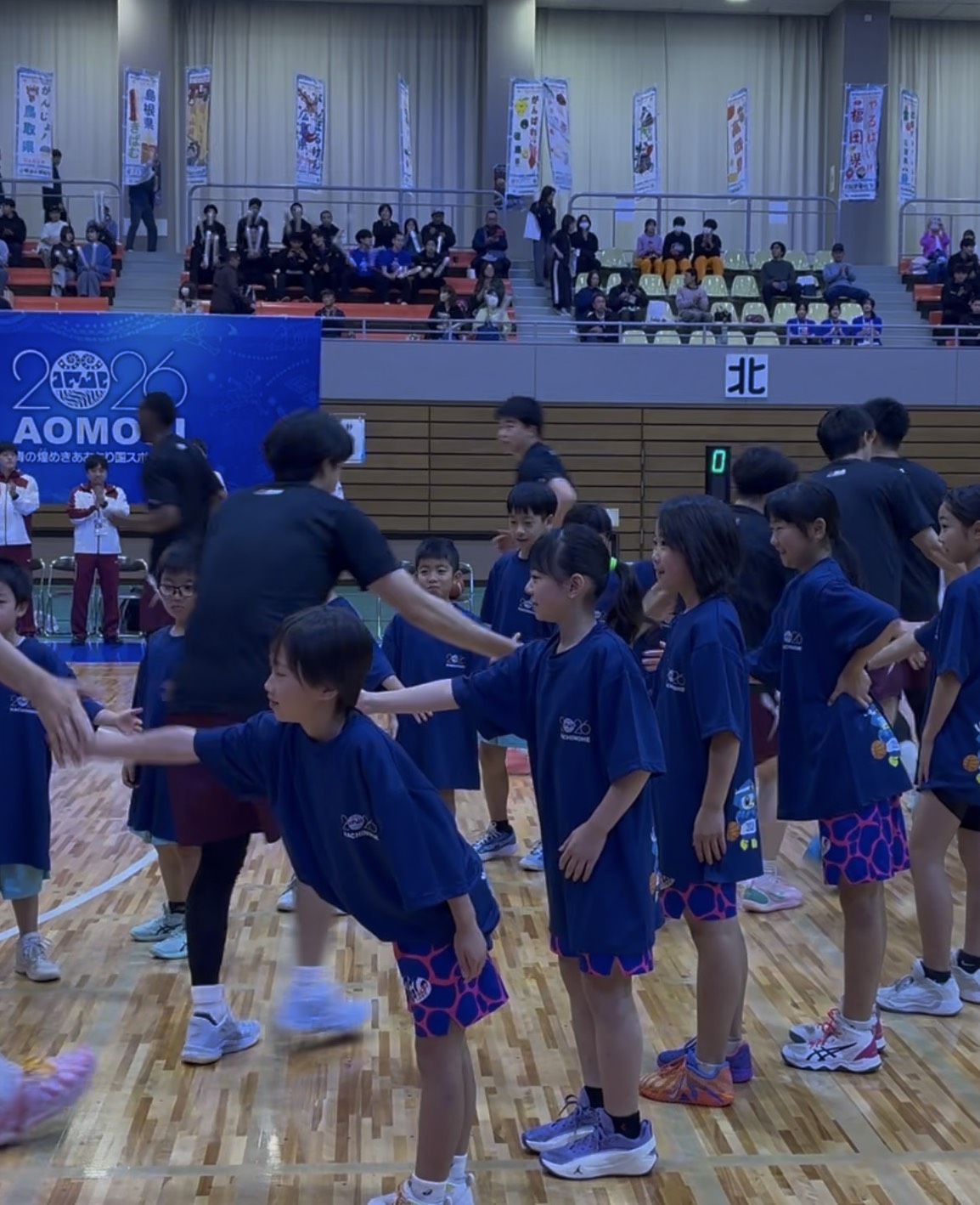 選手たちとハイタッチをする子どもたちの輝く笑顔